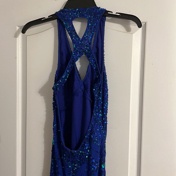 This is a stunner!! Blue and green sequin size 4 Adrianna Papell formal gown - Picture 2 of 7